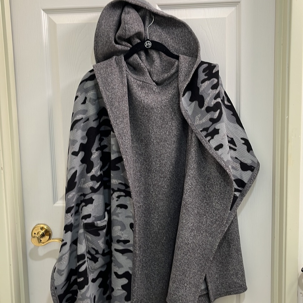 Reversible Cape - image 5